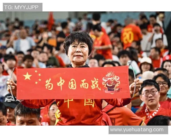 中国足球明星与球队共同见证辉煌瞬间的精彩合影时刻